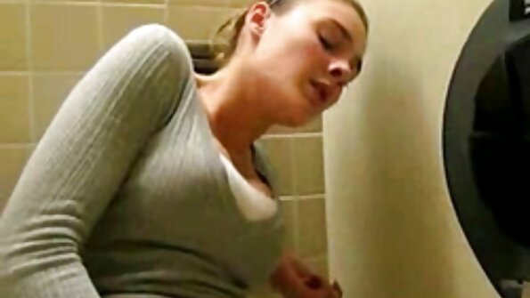 क्यूट जपानी गृहिणी बाथटबमध्ये ओल्या स्तनाने लंड मारते