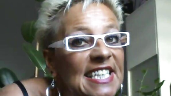 हॉट लॅडीला तिच्या तोंडात अनेक डिक्स मिळत आहेत