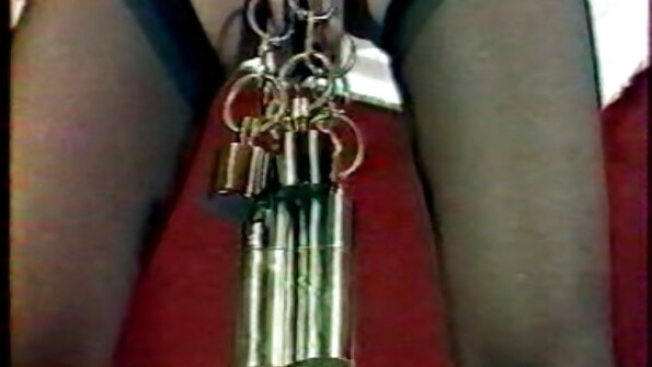 मुली आणि मुले एक मेजवानी करतात आणि ती हॉट ग्रुप सेक्स ऑर्गि मध्ये बदलते