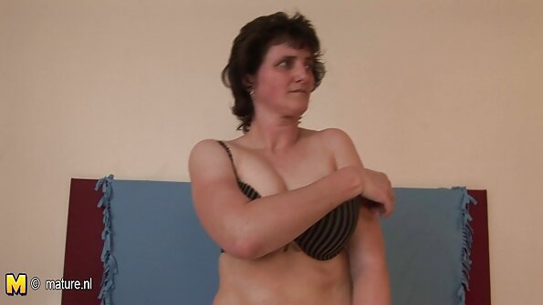 लांब केसांचा गोरा मोठा खडबडीत मनुष्य आनंद आणण्यासाठी सर्वोत्तम प्रयत्न करतो