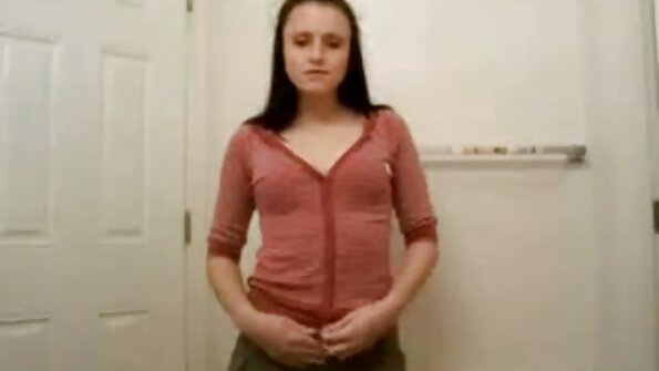 क्यूबन बेब तिच्या मोठ्या आकाराच्या पाठीमागे आणि एका मुलासाठी मोठे स्तन हलवत आहे