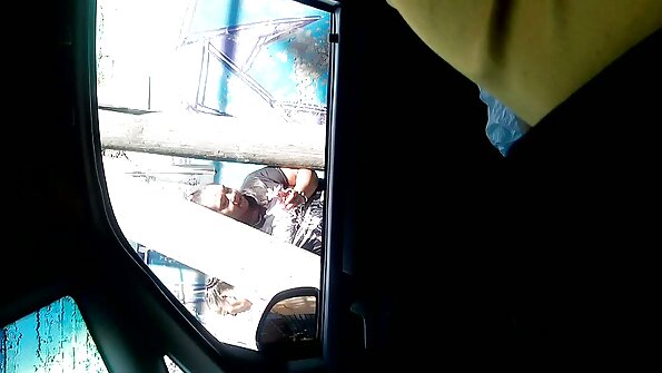 मुली मैत्रिणी होण्यासाठी मित्राला तोंडी आणि योनीतून समाधान देतात