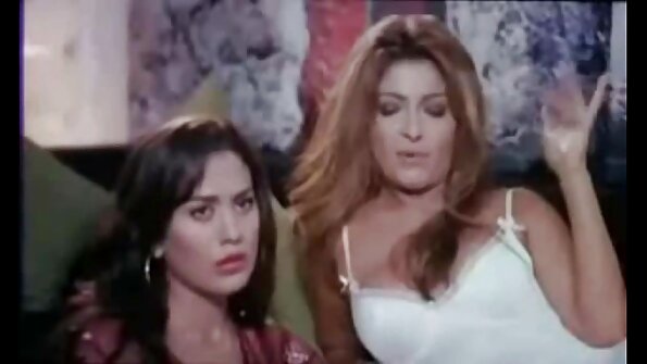 लांबलचक कळी मागून गरम लॅटिना चिकला चोखत आहे