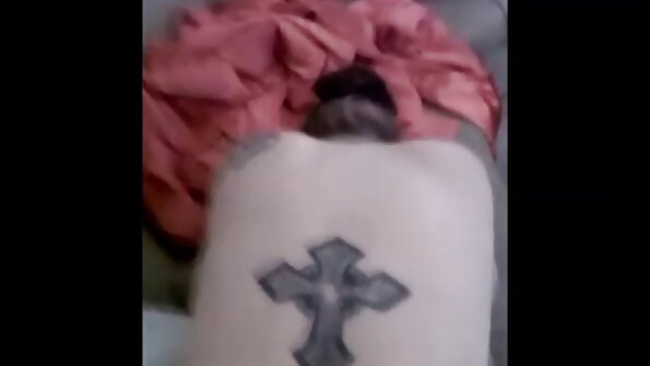 भव्य श्यामला बाथरूम मध्ये तिच्या सावत्र भावाद्वारे चुदाई केली आहे