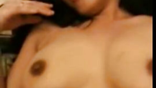 जॉनी सिन्स एलाला जोरजोरात त्याच्या सेक्स कौशल्यांचे प्रदर्शन करायला लावतो